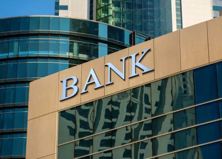 Classical bank building representing traditional banking versus personal banking